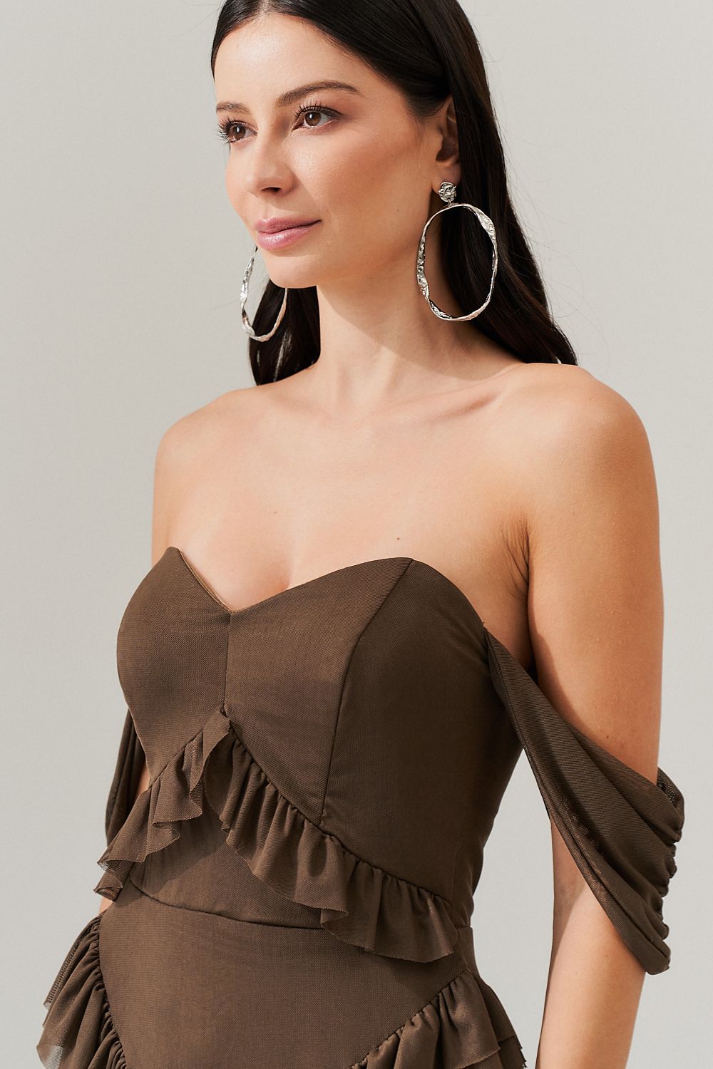 Vestido Longo Decote Coração com Recortes de Babado - Mendoza Mocha