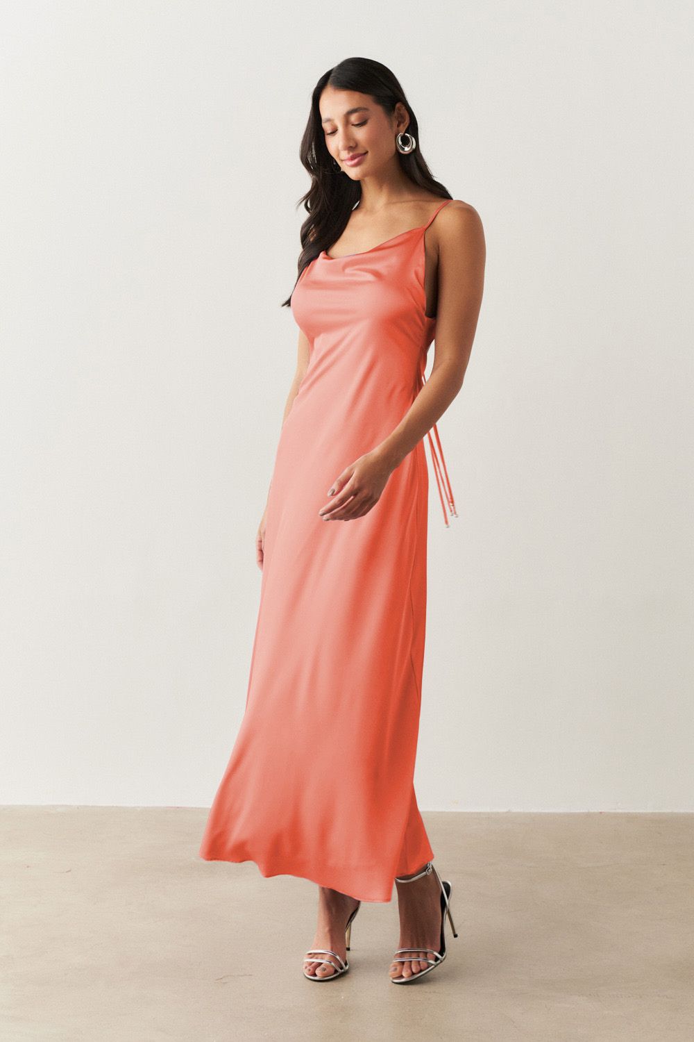 Vestido Long Midi em Cetim com Decote Degagê com Alças Finas e Amarração nas Costas - Austrália Coral