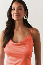 Vestido Long Midi em Cetim com Decote Degagê com Alças Finas e Amarração nas Costas - Austrália Coral