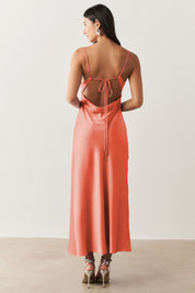 Vestido Long Midi em Cetim com Decote Degagê com Alças Finas e Amarração nas Costas - Austrália Coral