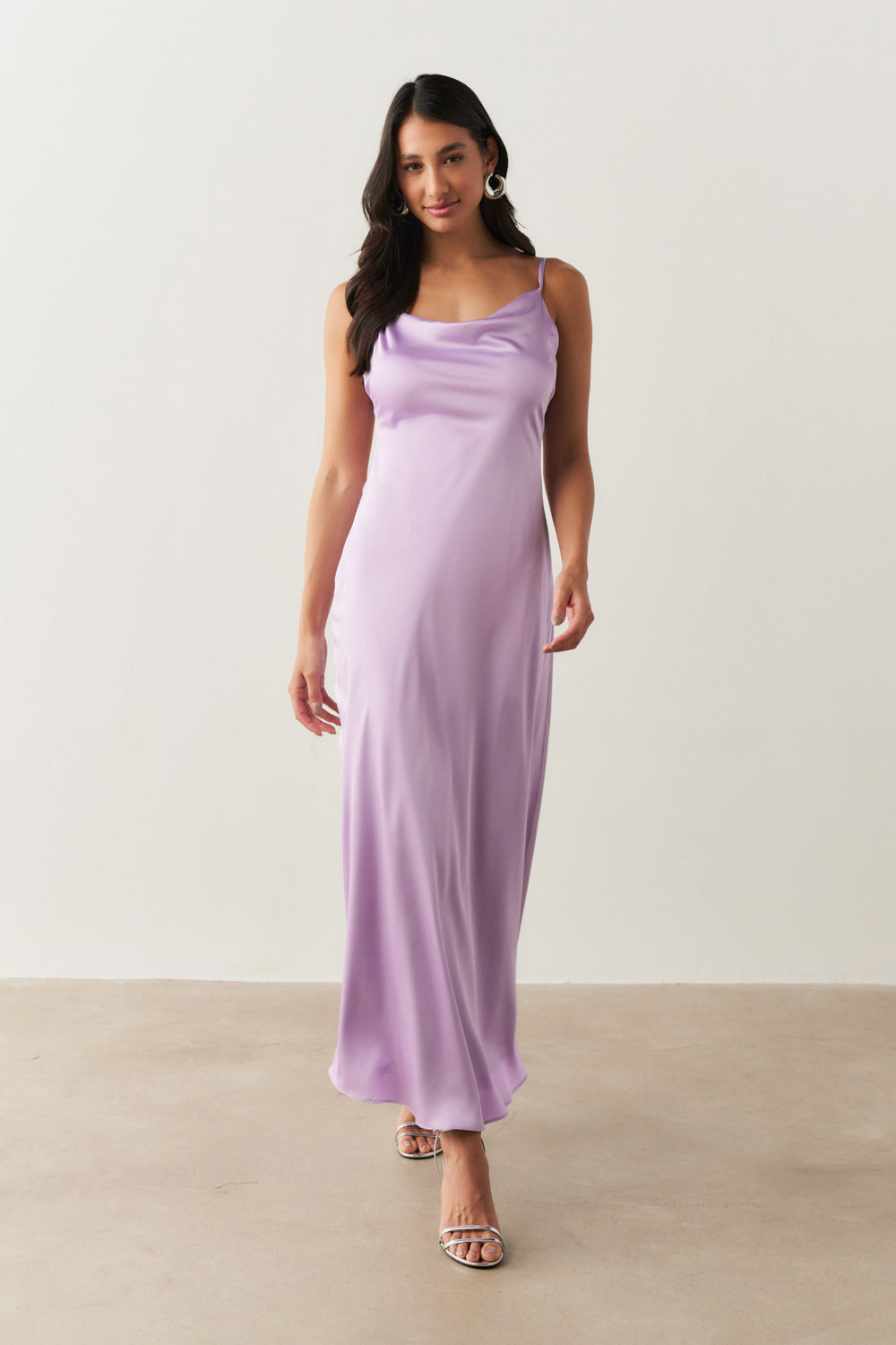 Vestido Long Midi em Cetim com Decote Degagê com Alças Finas e Amarração nas Costas  - Austrália Lilás