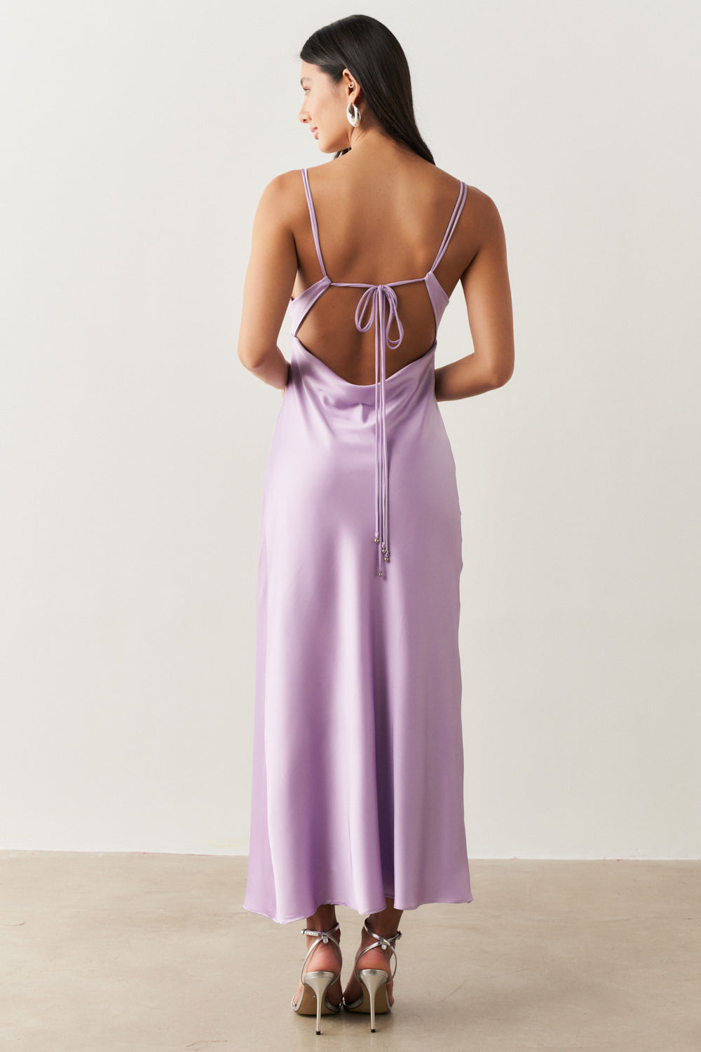 Vestido Long Midi em Cetim com Decote Degagê com Alças Finas e Amarração nas Costas  - Austrália Lilás