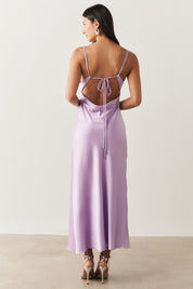 Vestido Long Midi em Cetim com Decote Degagê com Alças Finas e Amarração nas Costas  - Austrália Lilás