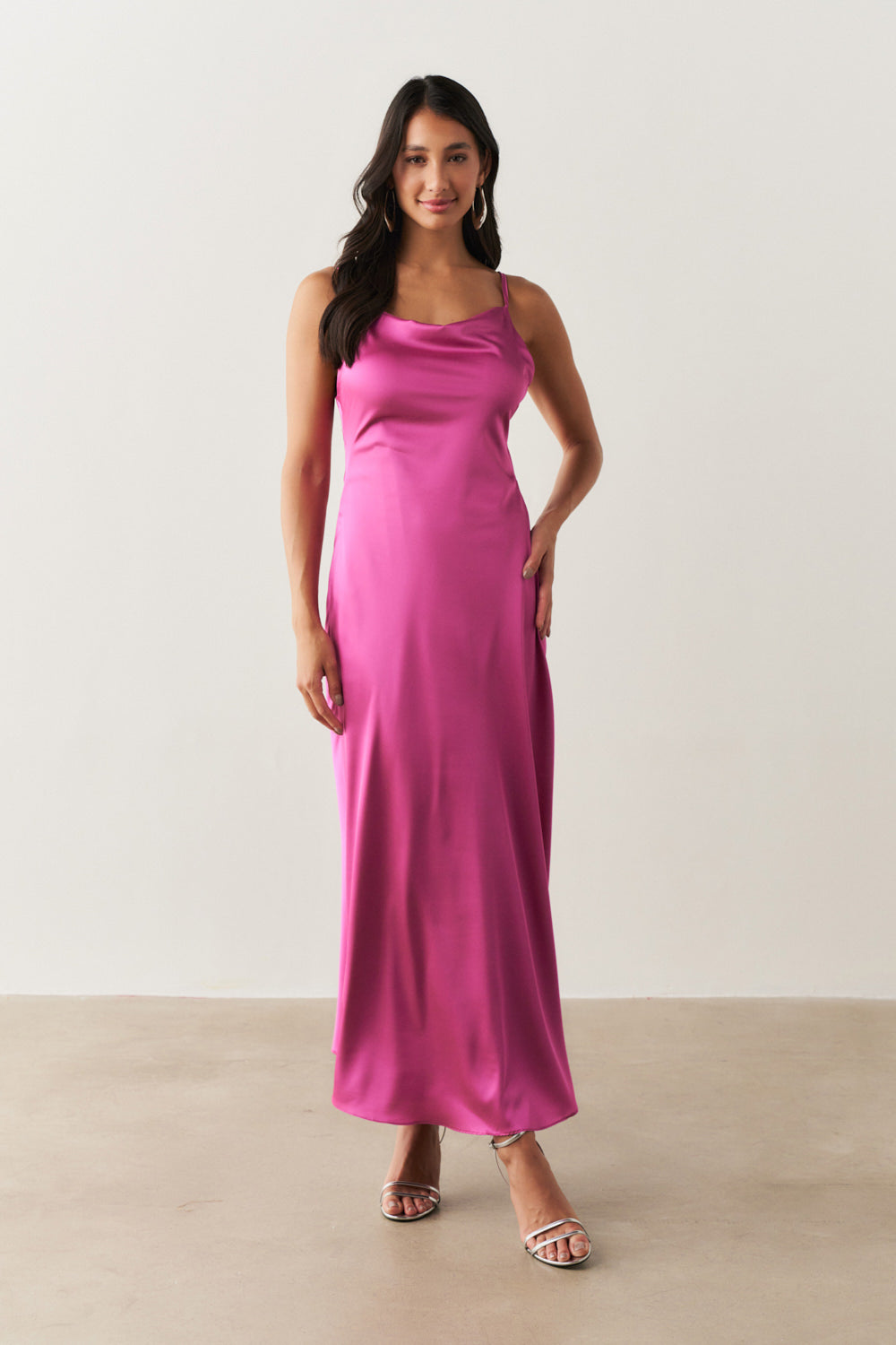 Vestido Long Midi em Cetim com Decote Degagê com Alças Finas e Amarração nas Costas - Austrália Violeta