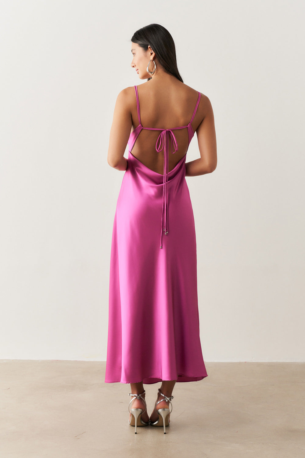 Vestido Long Midi em Cetim com Decote Degagê com Alças Finas e Amarração nas Costas - Austrália Violeta