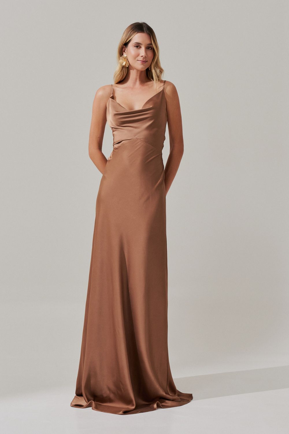 Vestido Longo em Cetim com Decote Degagê com Alças Finas e Amarração nas Costas - Líbano Mocha