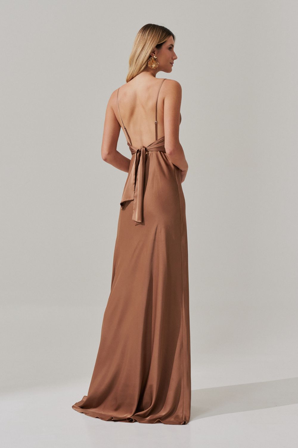 Vestido Longo em Cetim com Decote Degagê com Alças Finas e Amarração nas Costas - Líbano Mocha