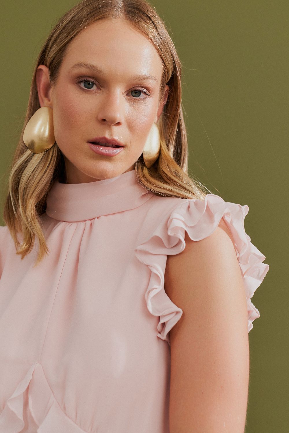 Vestido Longo Gola Alta, Recortes e Babados  - Monte Sinai Rosa