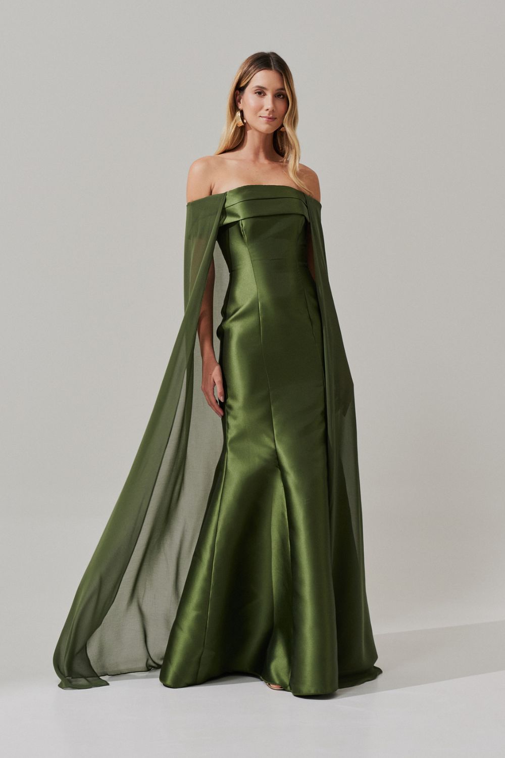 Vestido Longo Ombro a Ombro, Shape Sereia com  Capa -  Islândia Oliva