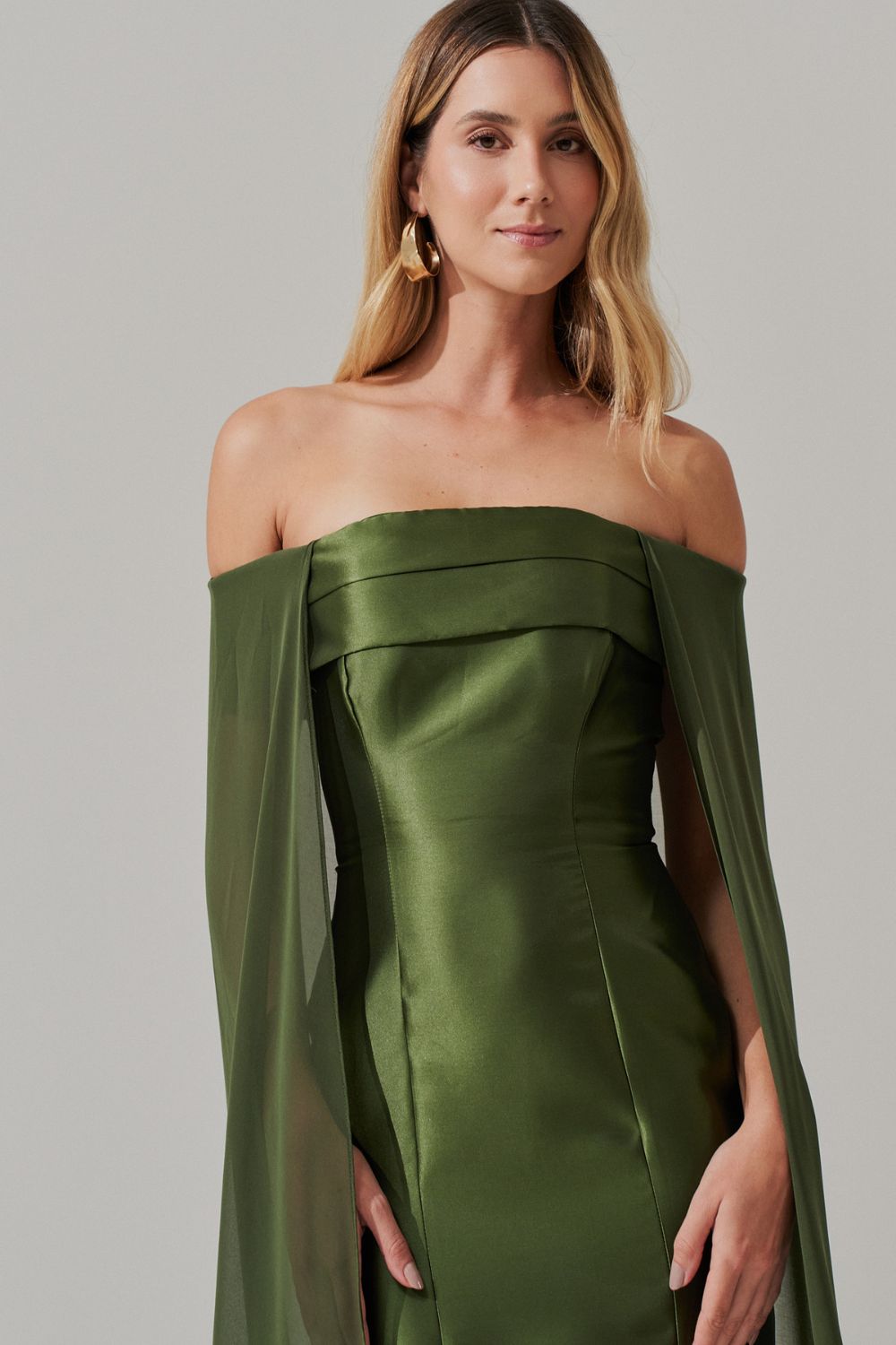 Vestido Longo Ombro a Ombro, Shape Sereia com  Capa -  Islândia Oliva