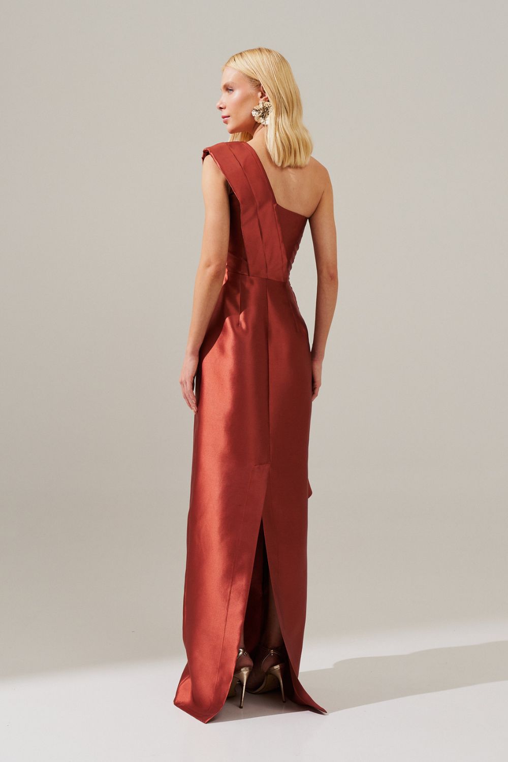 Vestido Longo Ombro Único com Detalhes em Pregas e Babados Frontais - Anjar Terracota