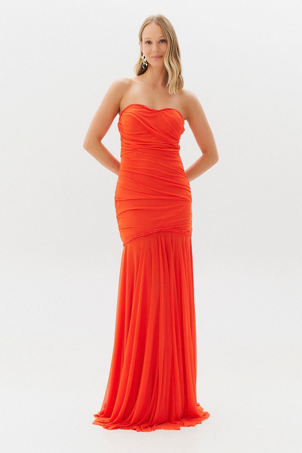 Vestido Longo, Sem Alça, Detalhes em Trança e Saia Franzida - Veneto Coral