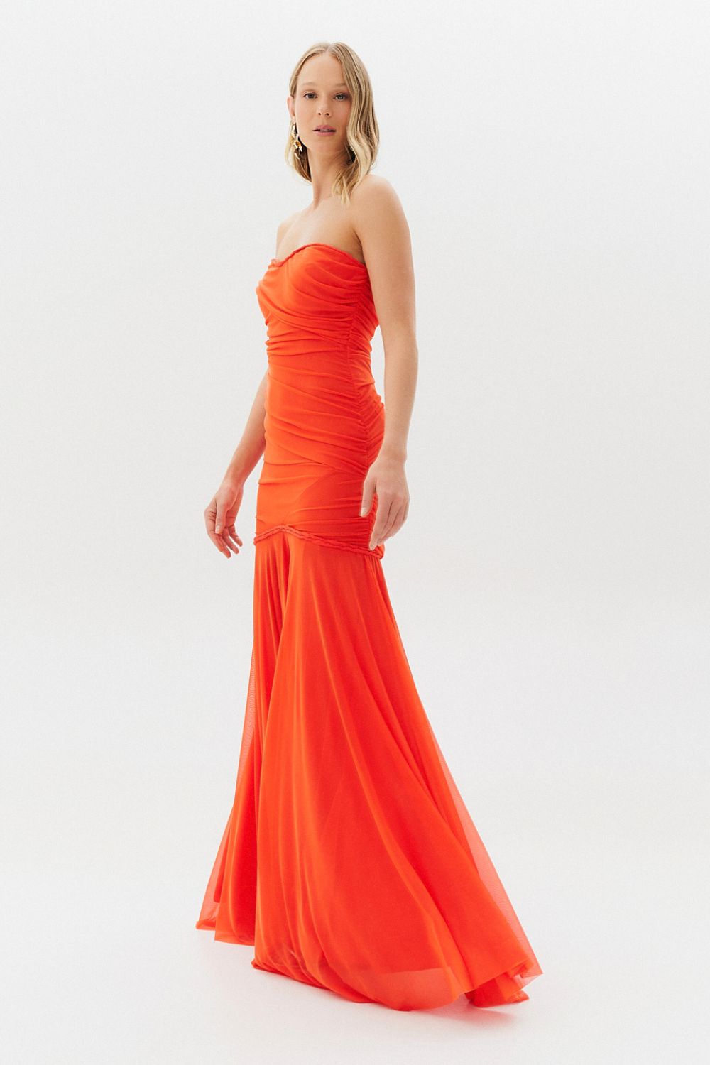 Vestido Longo, Sem Alça, Detalhes em Trança e Saia Franzida - Veneto Coral