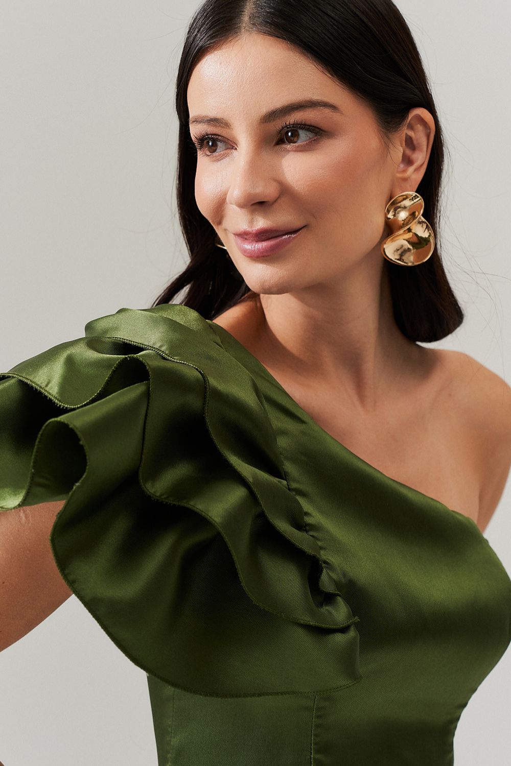 Vestido Longo Um Ombro Só com Babados e Saia Dupla - Everest Oliva