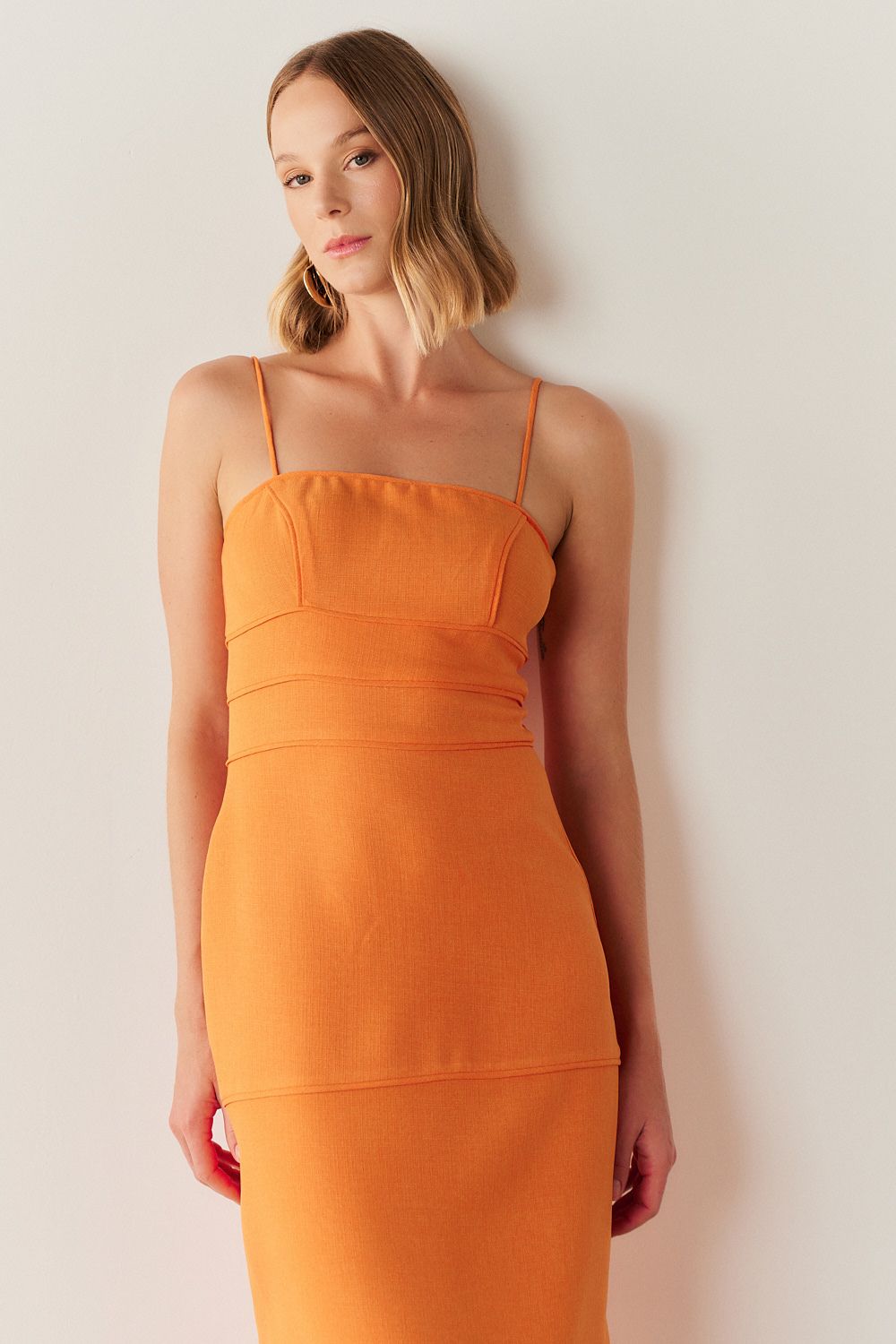 Vestido Midi Casual com Decote Reto e Saia Lápis com Detalhes em Viés - Ohio Laranja