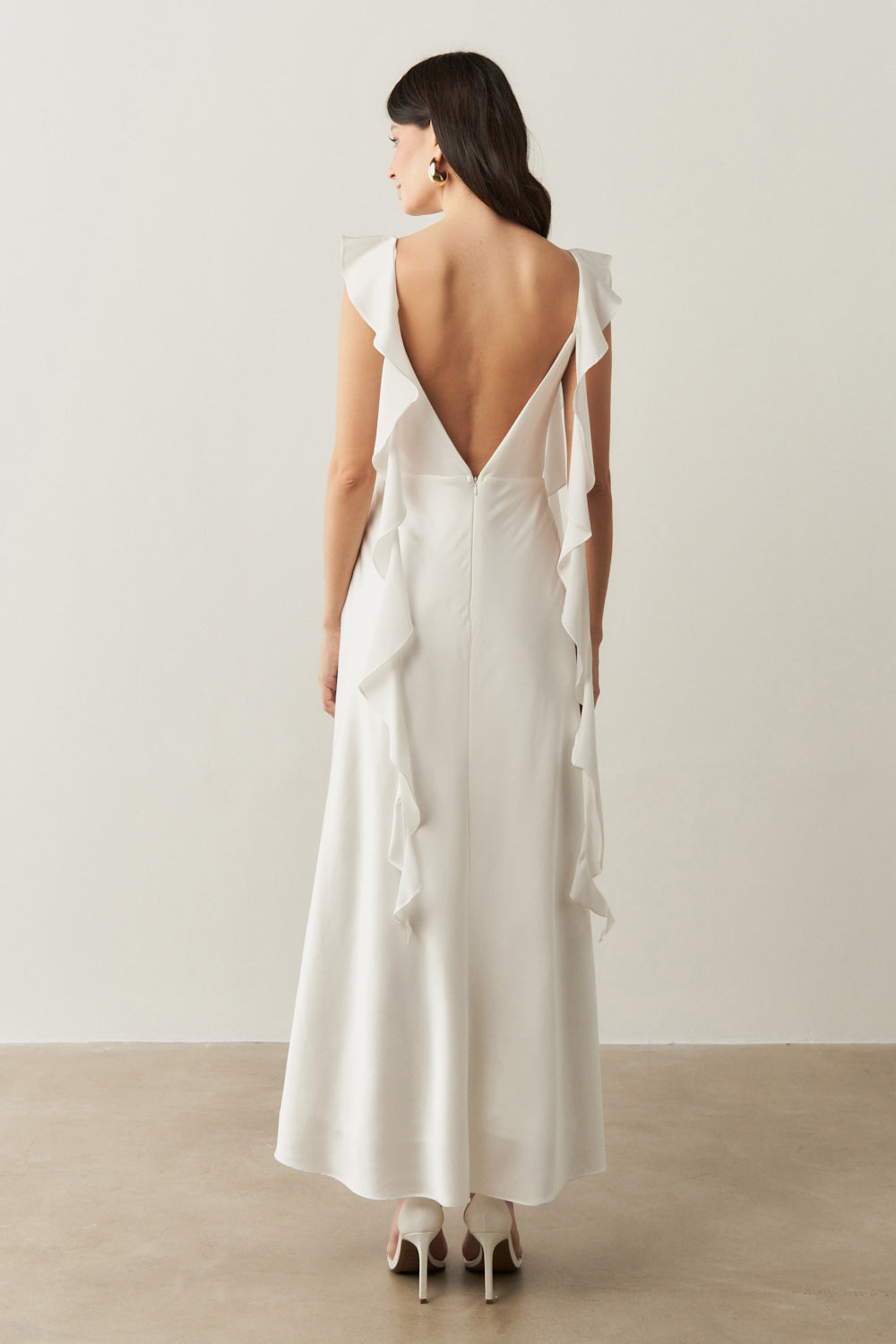 Vestido Long Midi de Cetim com Decote Degage e Babados Longos nas Mangas - Akita Off White