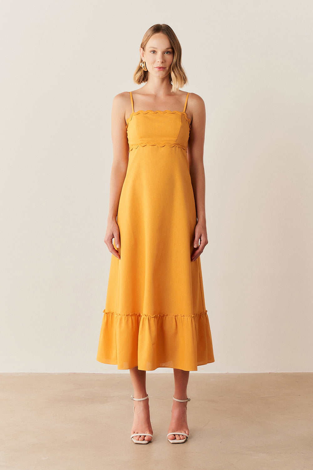 Vestido Midi de Linho casual com Detalhe em Sianinha - Pamplona Mango