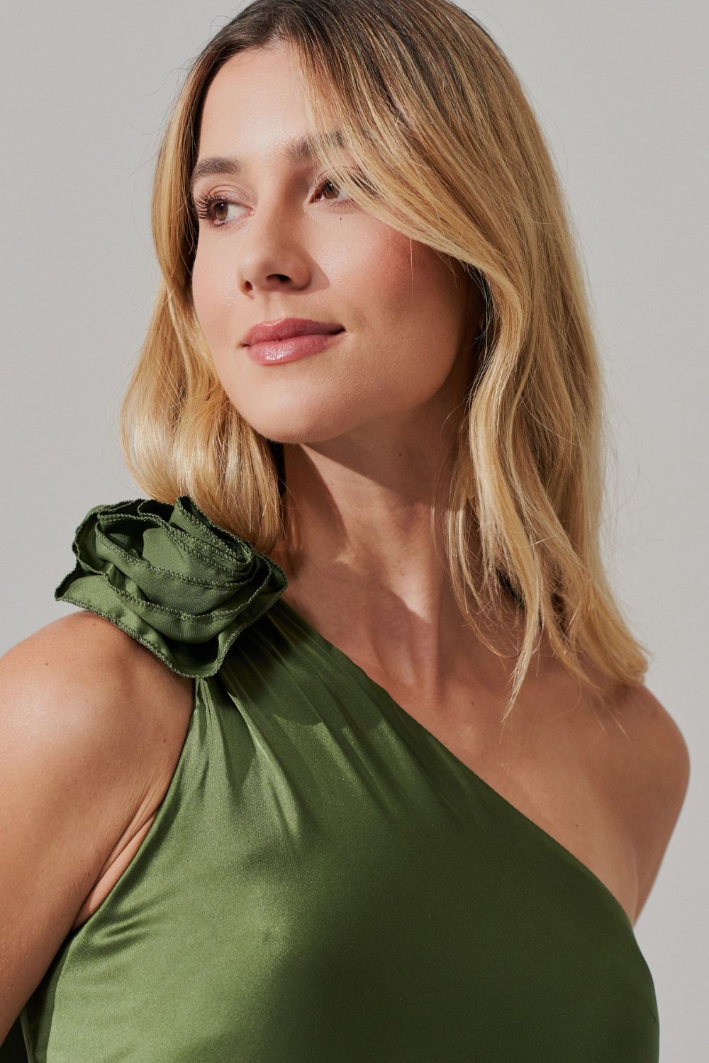 Vestido Long Midi com Decote Assimétrico e Flor Removível - Santa Fé Oliva