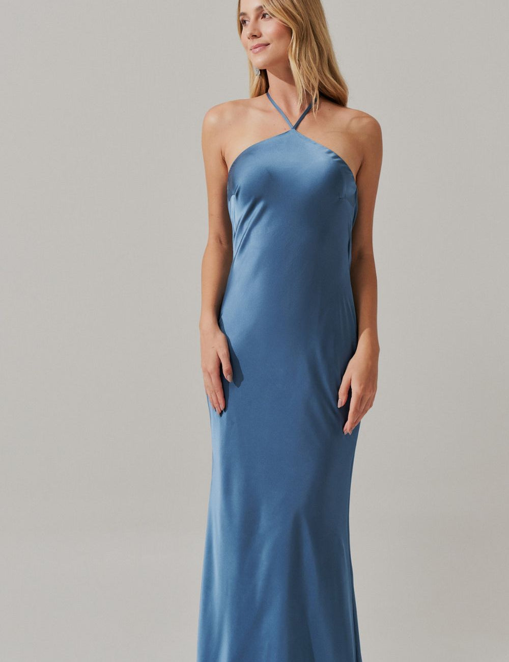 vestido_long_midi_de_cetim_com_decote_triangular_e_amarracao_nas_costas_capri_azul_jeans_2576_2_d2ee44085daa8dcc9eaec71d149f8e53.jpg