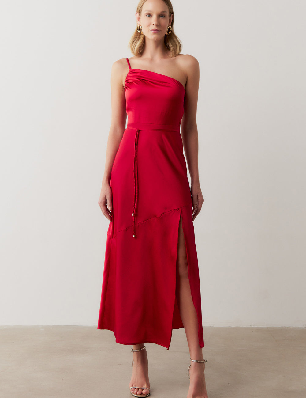 vestido_long_midi_de_cetim_um_ombro_so_com_fenda_lateral_jordania_vermelho_1140_1_de33cf19b12d802241aab5b9f984cbf6.jpg