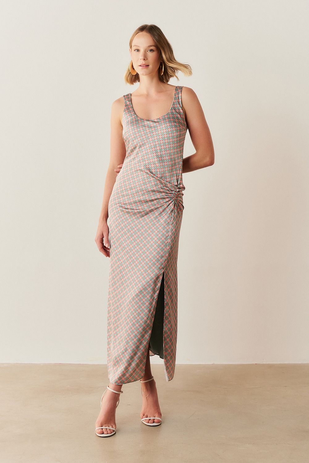 Vestido Long Mídi em Cetim Estampado com Decote Regata, Franzido Lateral e Fenda - índia Azul