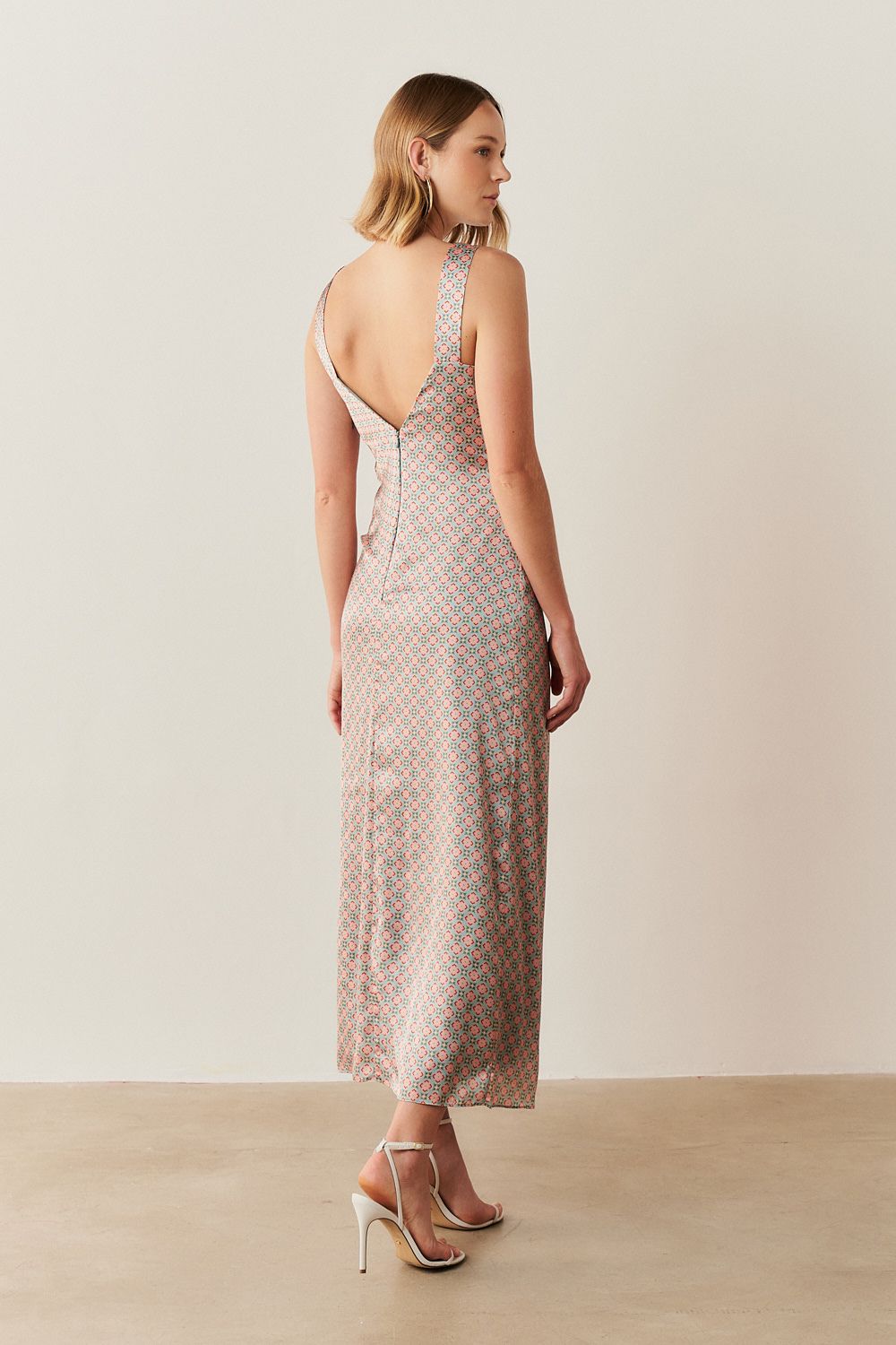 Vestido Long Mídi em Cetim Estampado com Decote Regata, Franzido Lateral e Fenda - índia Azul