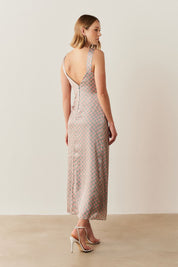 Vestido Long Mídi em Cetim Estampado com Decote Regata, Franzido Lateral e Fenda - índia Azul