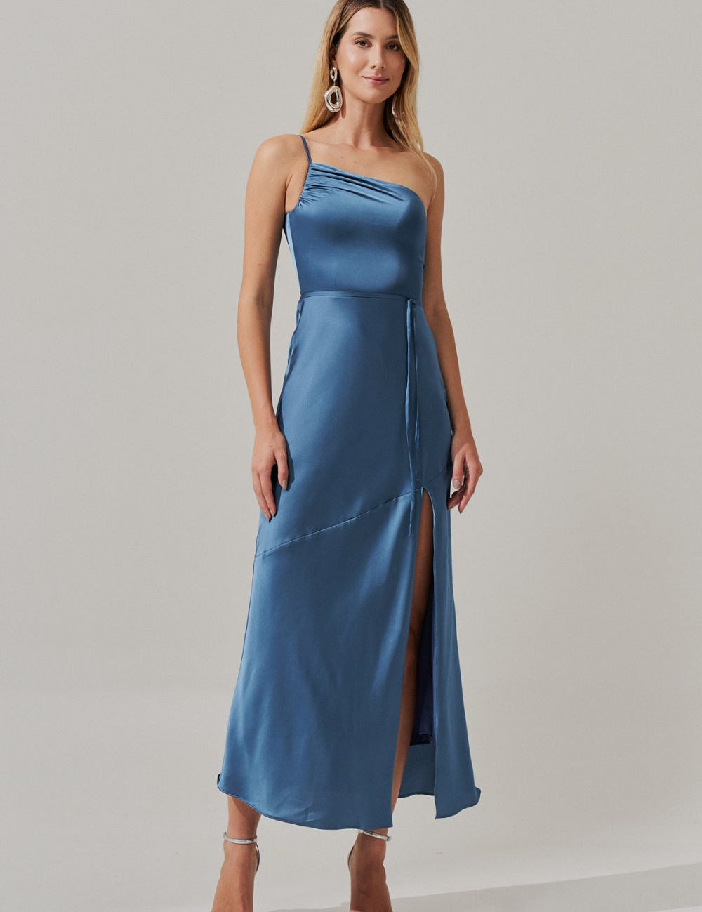 vestido_long_midi_ombro_unico_em_cetim_com_fenda_lateral_jordania_azul_jeans_2380_1_4b38a62429b919f62196545c5feb6dcb.jpg