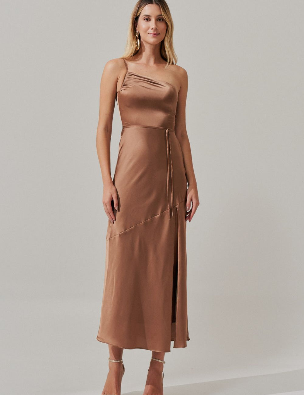 vestido_long_midi_ombro_unico_em_cetim_com_fenda_lateral_jordania_mocha_2378_1_00327419d720ebd80c2d205a06656eed.jpg