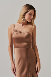 Vestido Long Midi Ombro Único em Cetim com Fenda Lateral - Jordânia Mocha