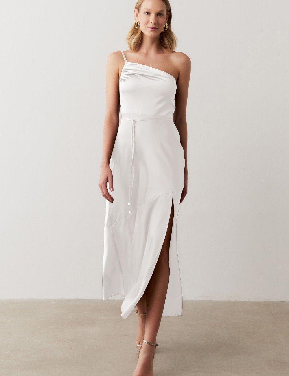 vestido_long_midi_ombro_unico_em_cetim_com_fenda_lateral_jordania_off_white_1886_1_f0cff4cee886fb11b955f937441d657a.jpg