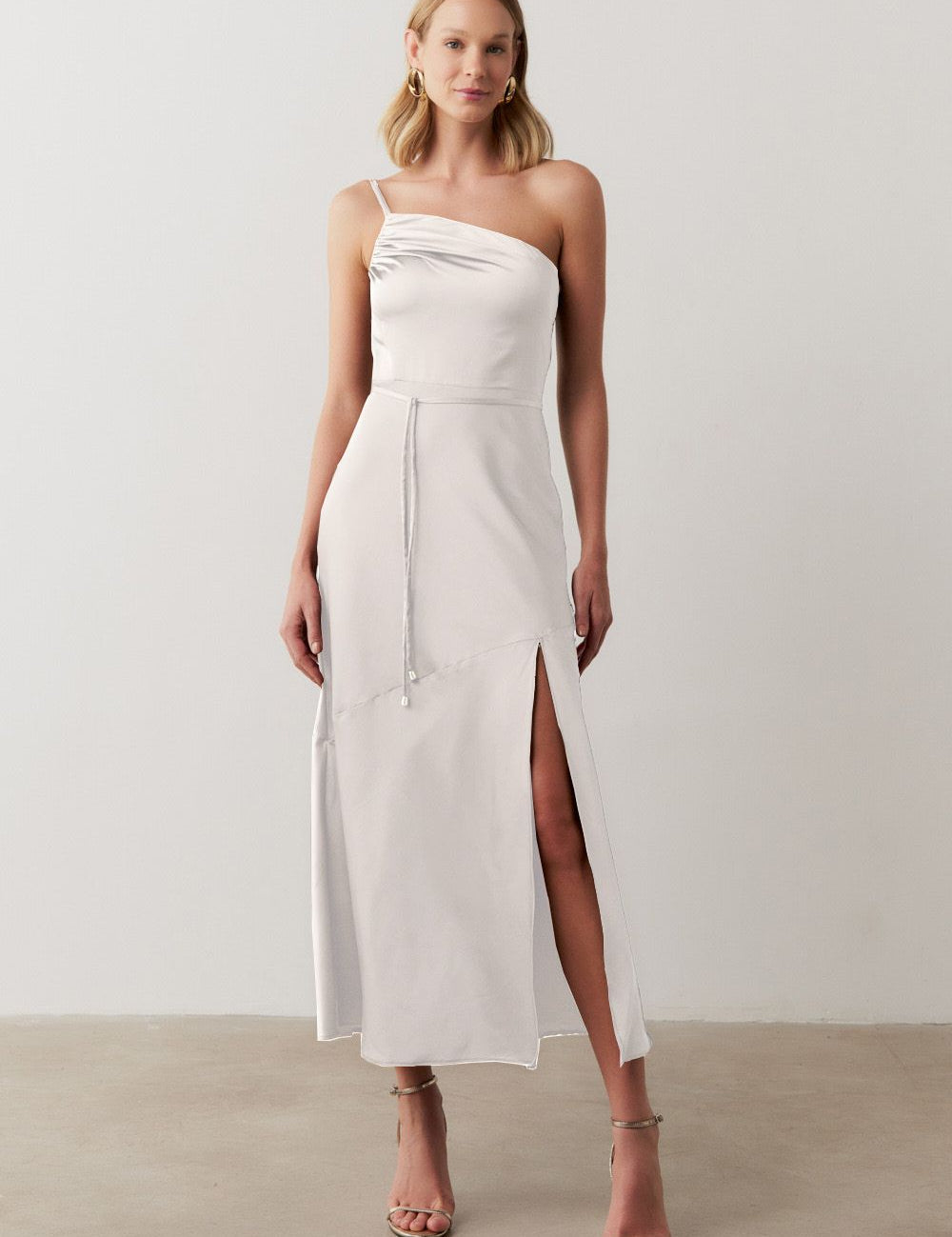 vestido_long_midi_ombro_unico_em_cetim_com_fenda_lateral_jordania_off_white_1886_2_1ef00c9882a6b060b4644326c019e751.jpg