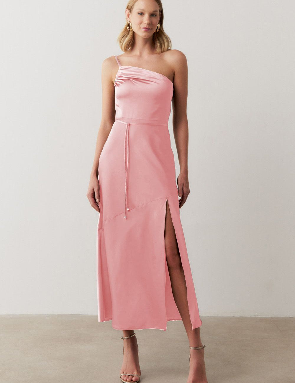 vestido_long_midi_ombro_unico_em_cetim_com_fenda_lateral_jordania_rosa_1884_1_6ae2624eb1868f0f7dfb3a3f646d529e.jpg