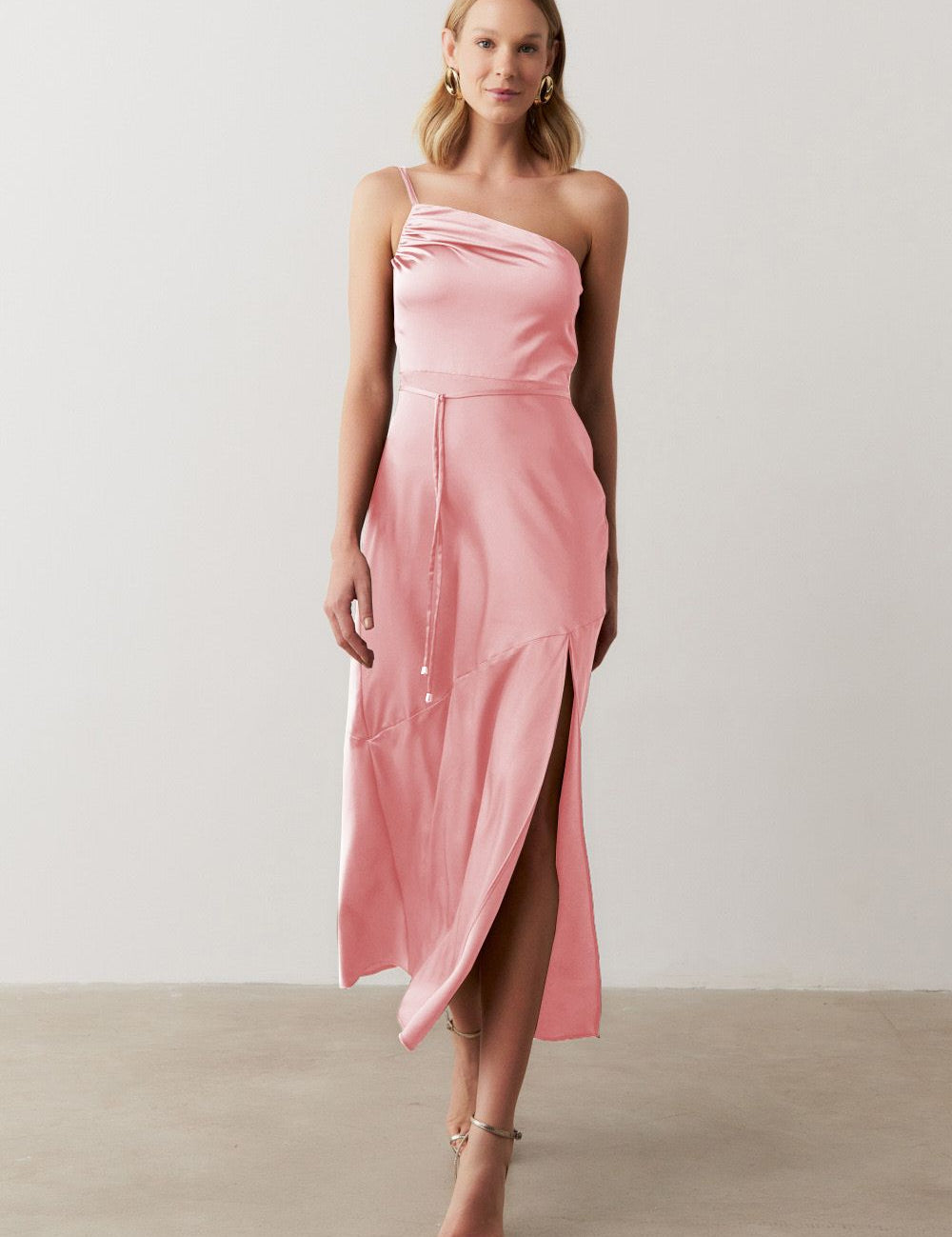 vestido_long_midi_ombro_unico_em_cetim_com_fenda_lateral_jordania_rosa_1884_2_26750e0180384c7771731d8e86edd5fb.jpg