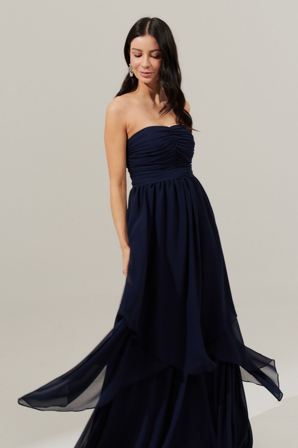 Vestido Longo com Busto Drapeado, Saia com Babados Assimétricos e Alça removível - Noruega Marinho