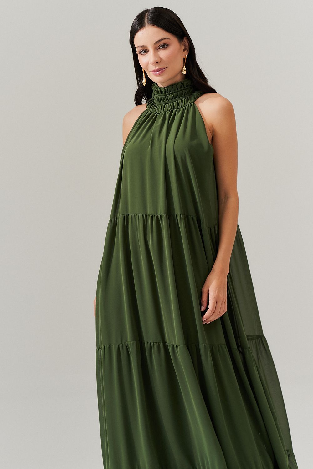 Vestido Longo com Decote Alto, Saia Fluída e Leves Franzidos - Nadine Oliva