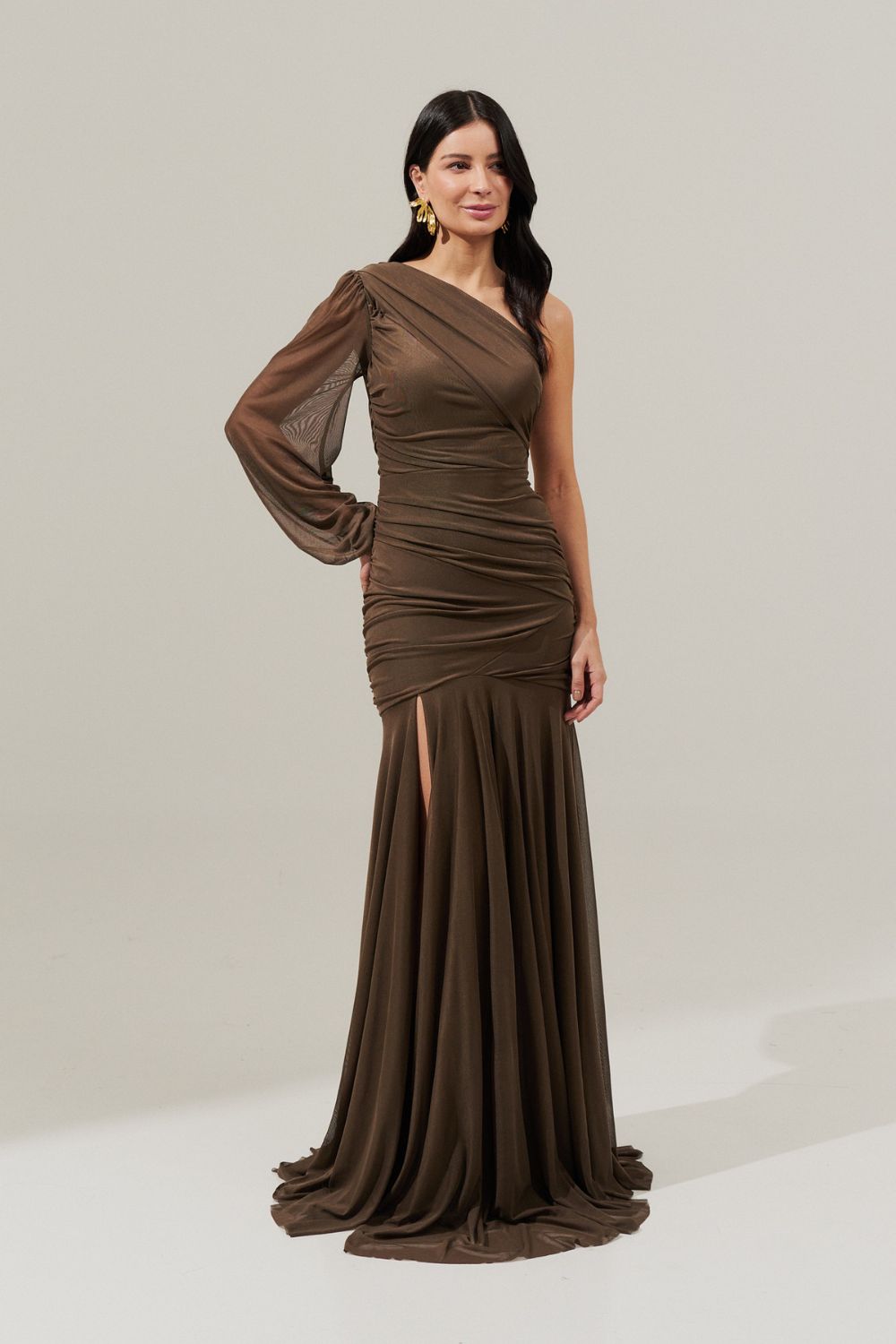 Vestido Longo com Decote de Ombro Único, Drapeados e Shape Sereia - Amsterdã Marrom