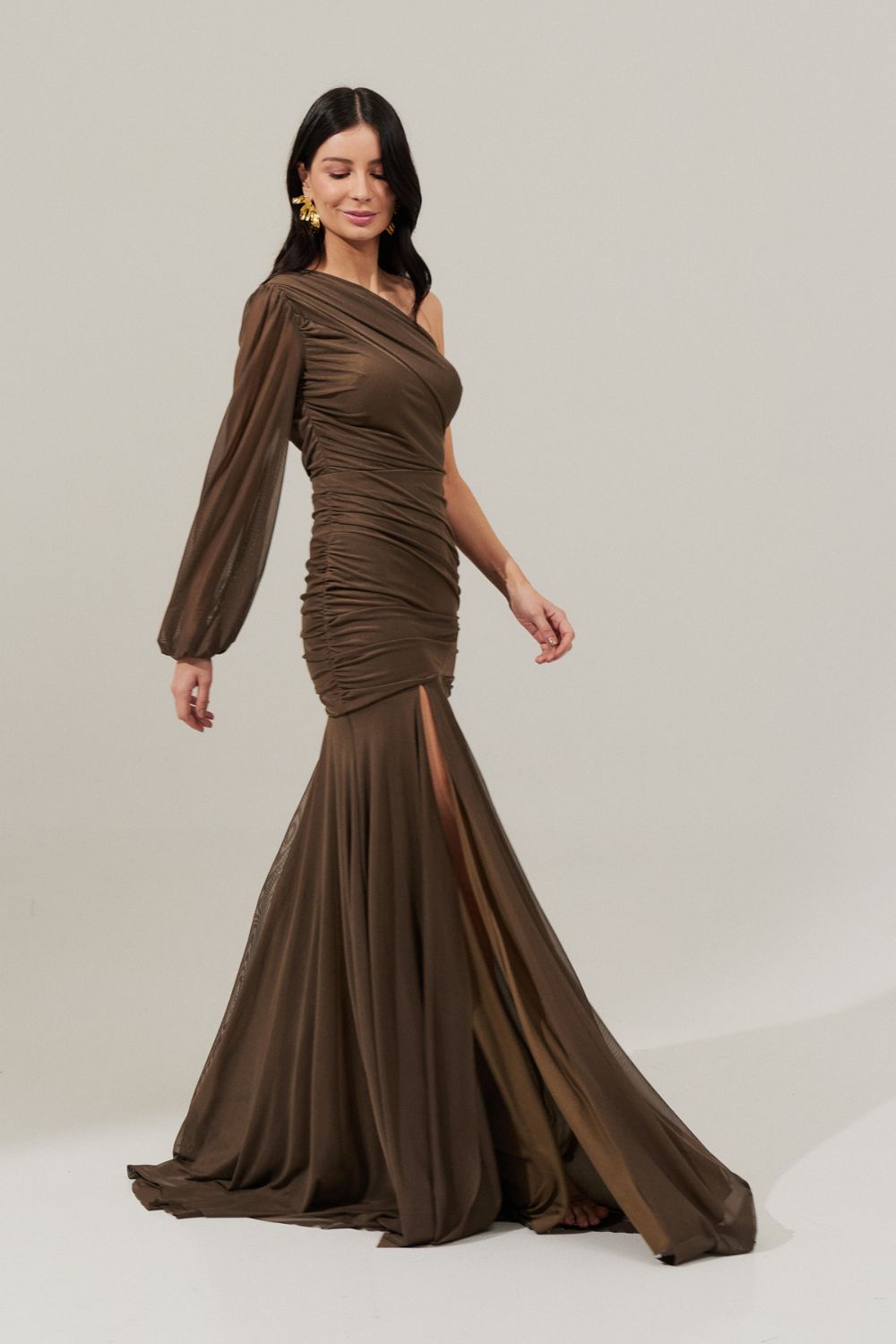 Vestido Longo com Decote de Ombro Único, Drapeados e Shape Sereia - Amsterdã Marrom