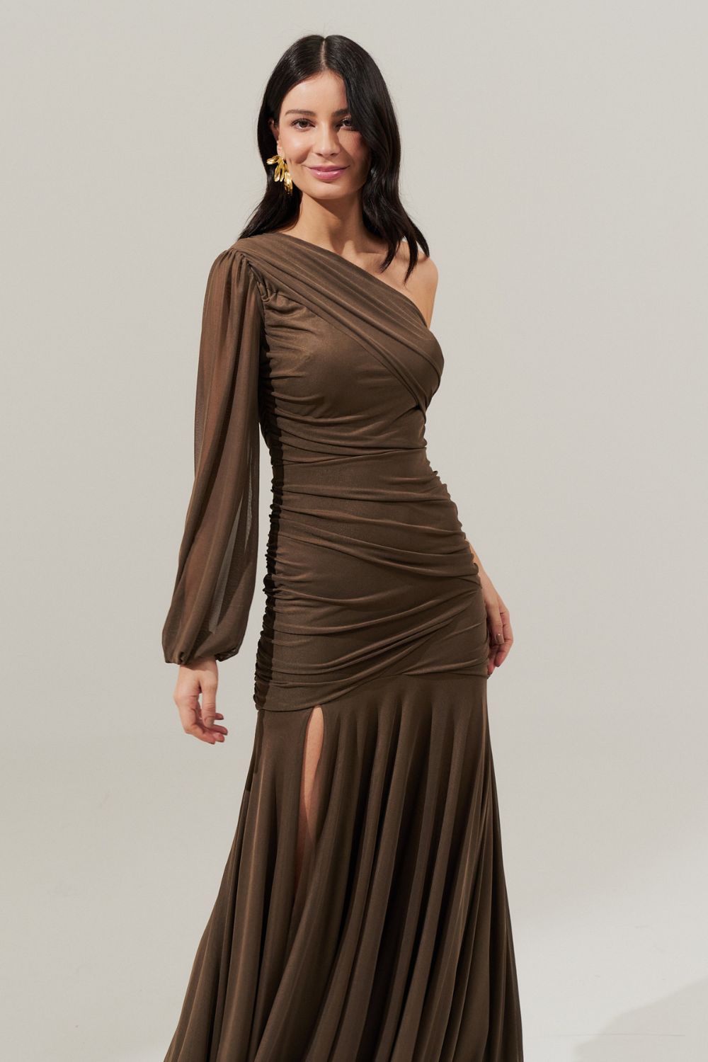 Vestido Longo com Decote de Ombro Único, Drapeados e Shape Sereia - Amsterdã Marrom