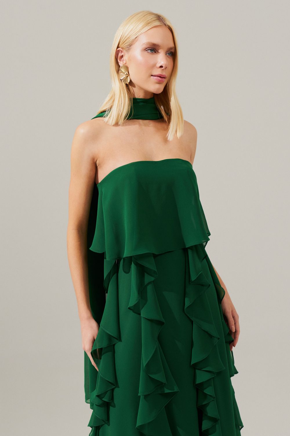 Vestido Longo com Decote Reto, Babados na Saia e Echarpe - Catalunha Bandeira