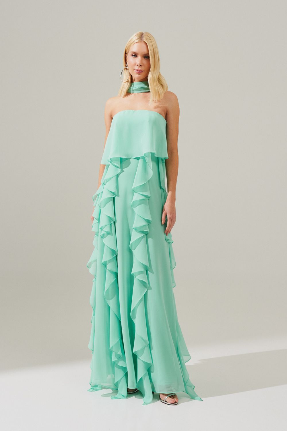 Vestido Longo com Decote Reto, Babados na Saia e Echarpe - Catalunha Tiffany