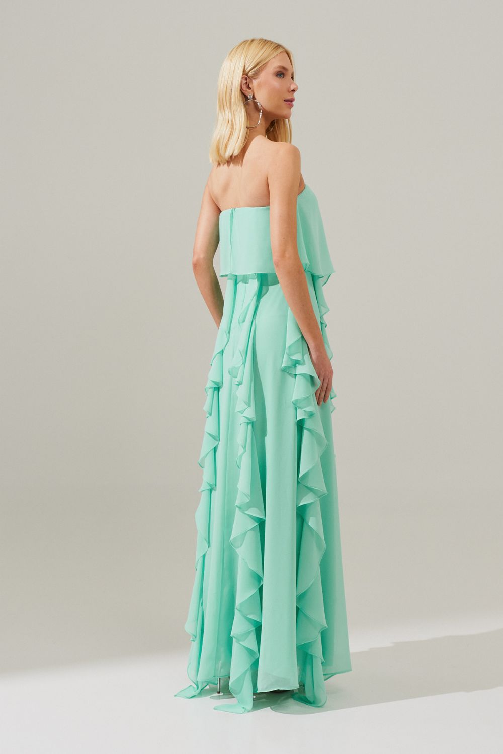 Vestido Longo com Decote Reto, Babados na Saia e Echarpe - Catalunha Tiffany