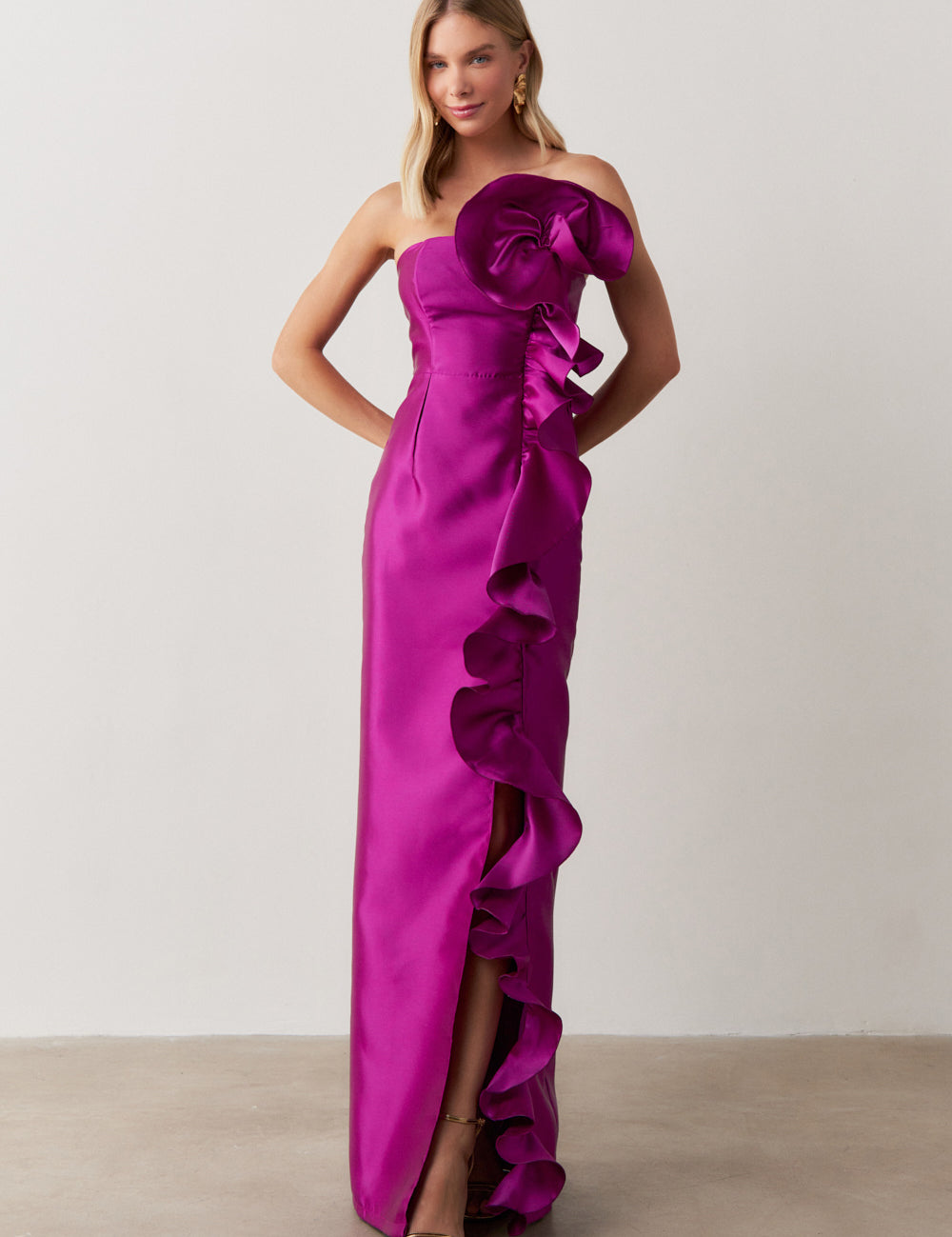 vestido_longo_com_decote_reto_detalhe_em_flor_e_babado_frontal_estocolmo_fucsia_1152_1_fff0bcd2aa3aa3909fd7dc099831664e.jpg