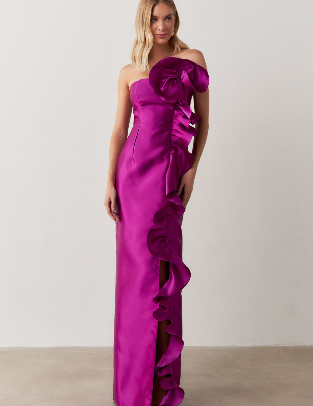 vestido_longo_com_decote_reto_detalhe_em_flor_e_babado_frontal_estocolmo_fucsia_1152_3_3552f81200809fdd58f5c8d705f6abe4.jpg