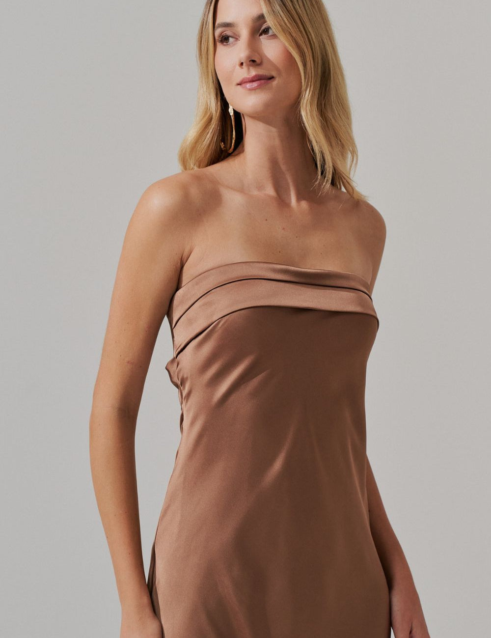 vestido_longo_com_decote_reto_e_decote_profundo_nas_costas_marbella_mocha_2370_2_e47453d0a5c28f8078cf2065dc1d4889.jpg