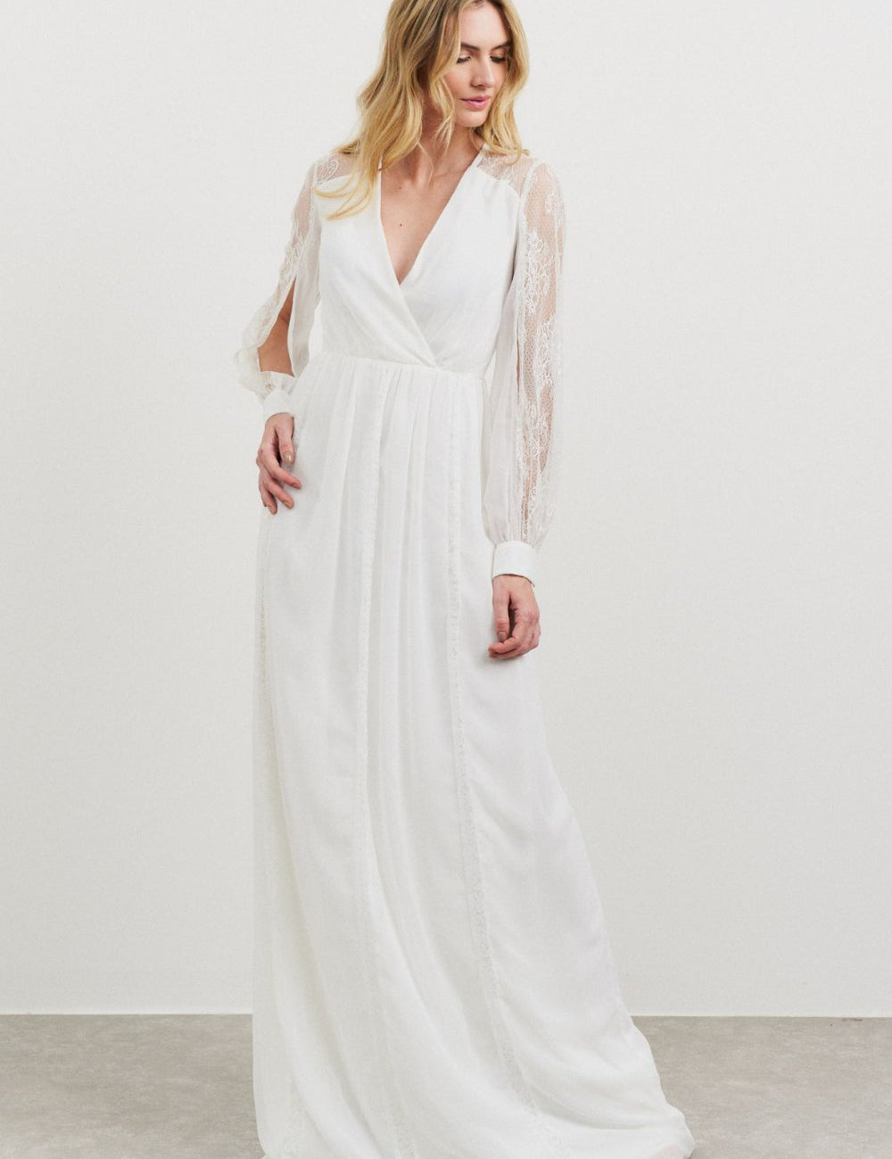 vestido_longo_com_decote_v_manga_longa_com_abertura_lateral_e_renda_alessa_off_white_617_2_8436646ce32b6d49eb65ca2267319130.jpg