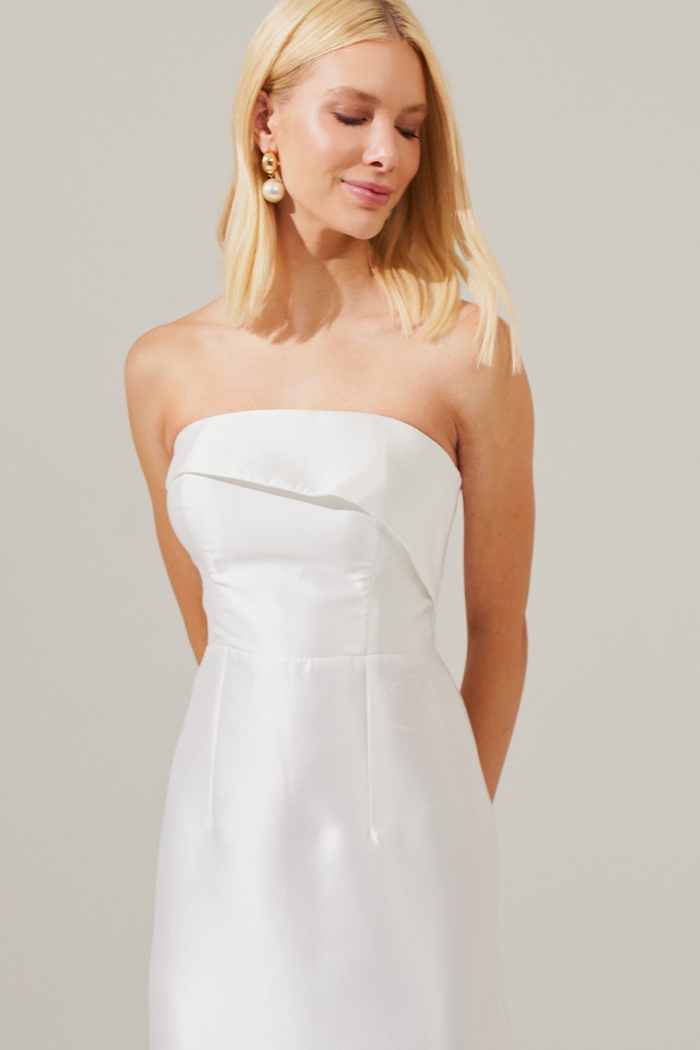 Vestido longo com Pala Assimétrica com Saia Lápis e Fenda traseira - Malásia Off White