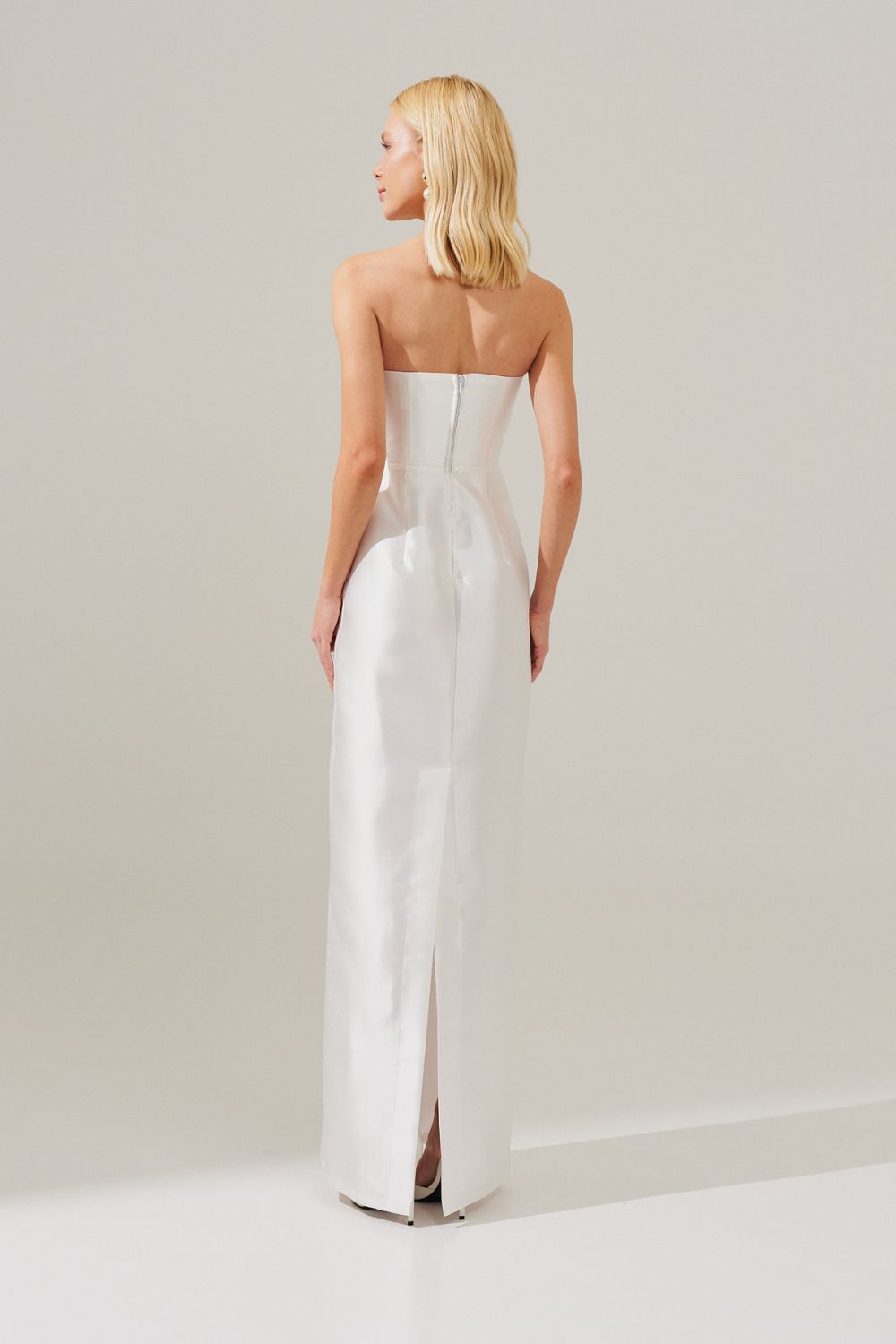 Vestido longo com Pala Assimétrica com Saia Lápis e Fenda traseira - Malásia Off White