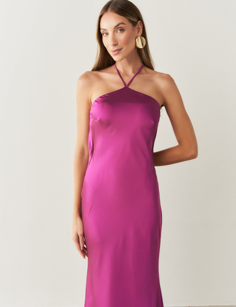 vestido_longo_de_cetim_com_decote_triangular_e_amarracao_nas_costas_capri_fucsia_1374_3_668858b243ee47ecd2cf86c8d3136fc4.jpg