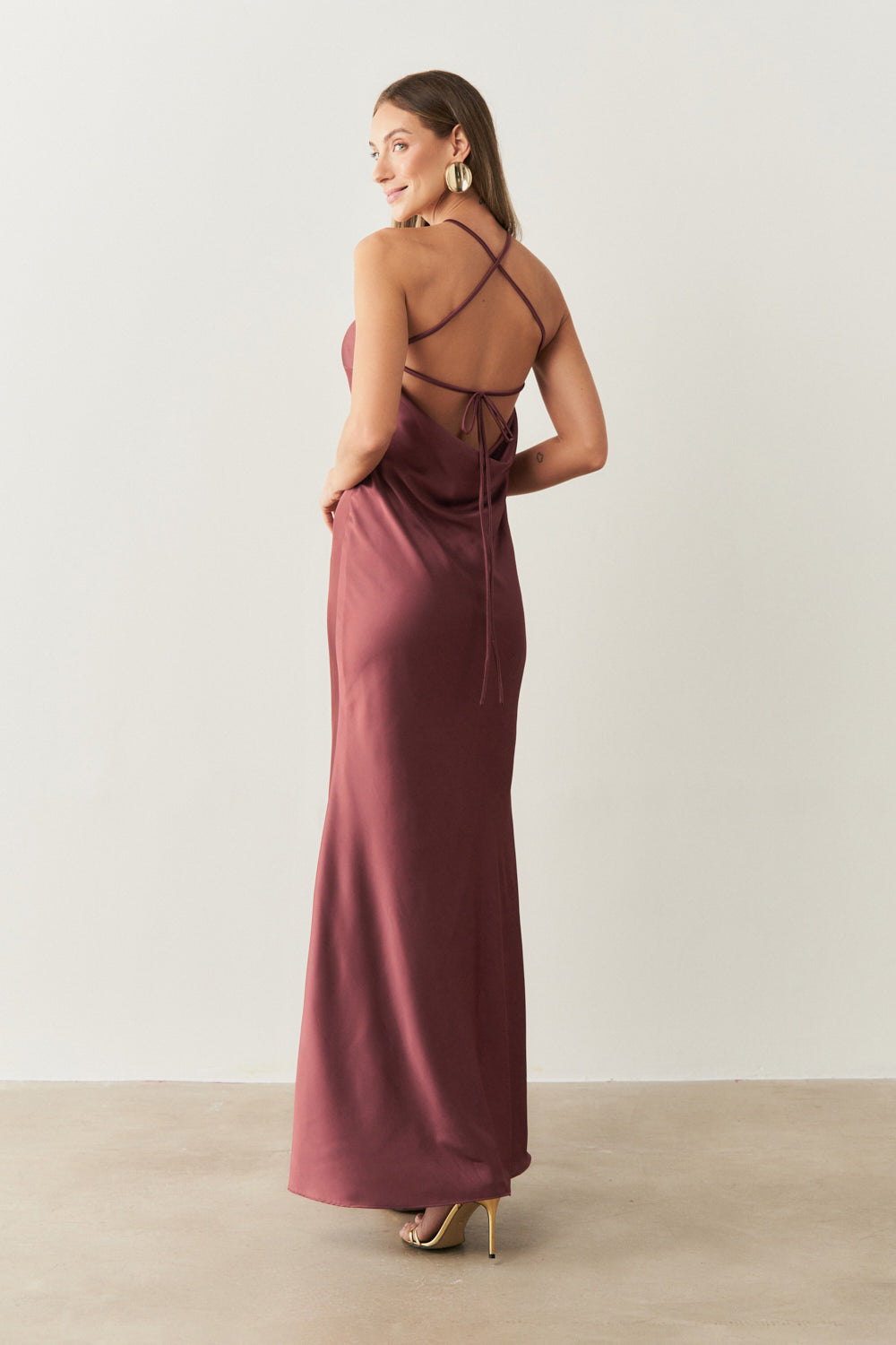 Vestido Long Midi de Cetim com Decote Triangular e Amarração nas Costas - Capri Marsala